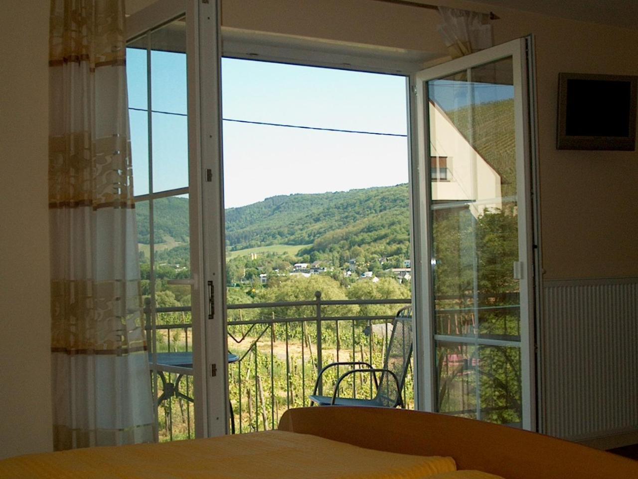 Wein- Und Gaestehaus Genetsch Lieser Exterior photo